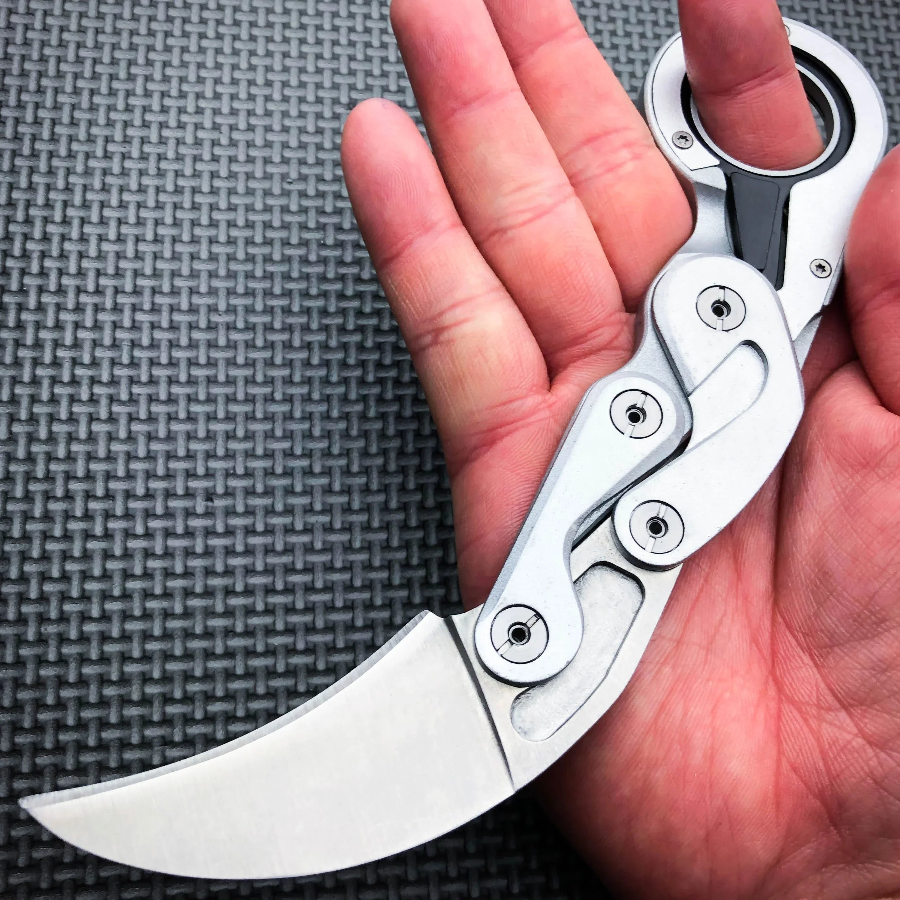 Mini Tactical Karambit Knife – All-Steel Claw Multi-Tool EDC for Camping & Outdoor Adventures
